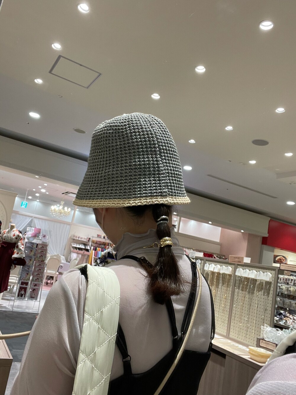 ブラック系のワンピース/ドレス、ホワイト系のショルダーバッグ、ベージュ系のTシャツ/カットソーを着用したレディースの春コーディネートの2枚目の写真