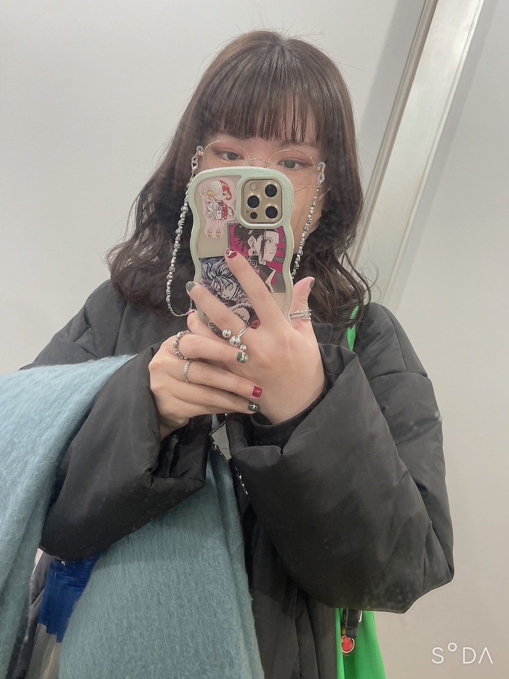 ブラック系のダウンジャケット/コート、その他のTシャツ/カットソー、その他のスカートを着用したレディースの冬コーディネートの2枚目の写真