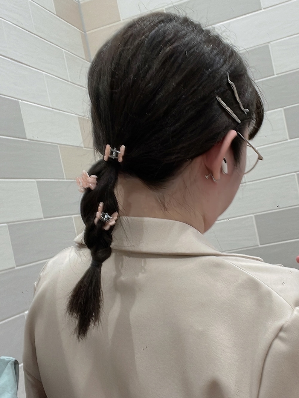 ホワイト系のドレスシューズ、ベージュ系のスカート、ピンク系のセットアップを着用したレディースの春コーディネートの2枚目の写真