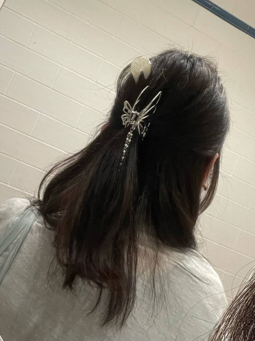 ホワイト系のブルゾン、ブラック系のワンピース/ドレス、ホワイト系のタンクトップを着用したレディースの春コーディネートの2枚目の写真