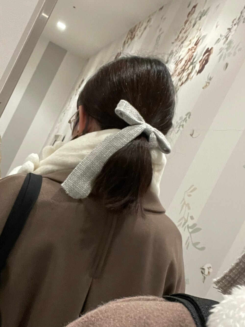 ブラウン系のその他パンツ、ブラック系のブーツ、ブラウン系のステンカラーコートを着用したレディースの冬コーディネートの2枚目の写真