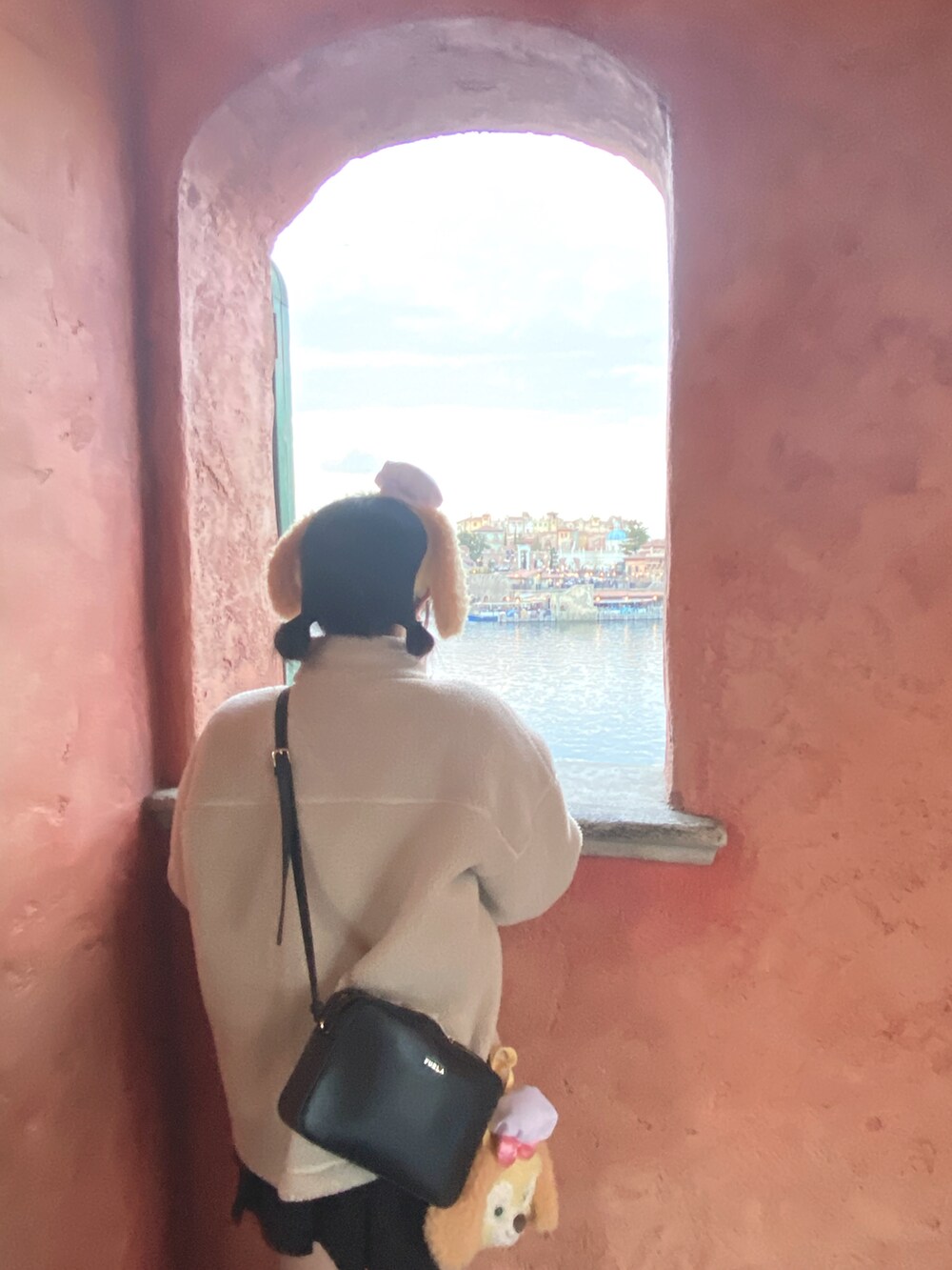 ホワイト系のブルゾン、ブラック系のスカートを着用したレディースの秋コーディネートの2枚目の写真