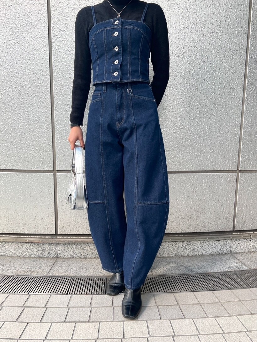 「モノトーン、デニム、ビスチェ、ビスチェ×デニム、ワイドパンツ、ワイドデニム、ゆるコーデ、ニット、ブラウス、着回しコーデ、今日のコーデ、カジュアルコーデ、オトナ女子、シンプルスタイル、大人可愛い」｜「FREE'S MARTの◇［洗える］マシンウォッシャブルボトルネックニット（ニット/セーター、ブラック系）」を使った、yukaさん（レディース・160cm）の冬コーディネートの2枚目の写真