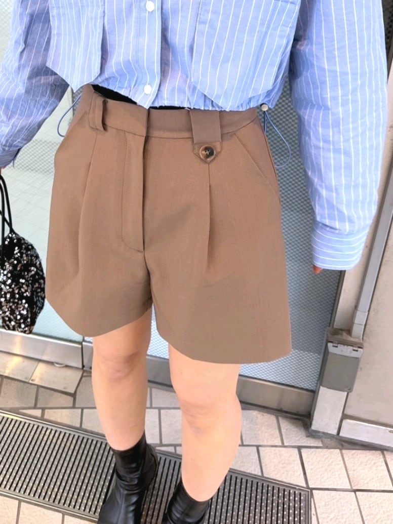 「春色、休日スタイル、オフィスカジュアル、デートコーデ、大人カジュアル、シンプルコーデ、春服コーデ、ラクチンコーデ、おでかけコーデ、カラーコーデ、オトナ女子、パンツスタイル、お洒落さんとつながりたい、ブルー、韓国ファッション」｜「FREE'S MARTの◆裾ドロストショート丈シャツ（シャツ/ブラウス、ブルー系）」を使った、yukaさん（レディース・160cm）の冬コーディネートの3枚目の写真