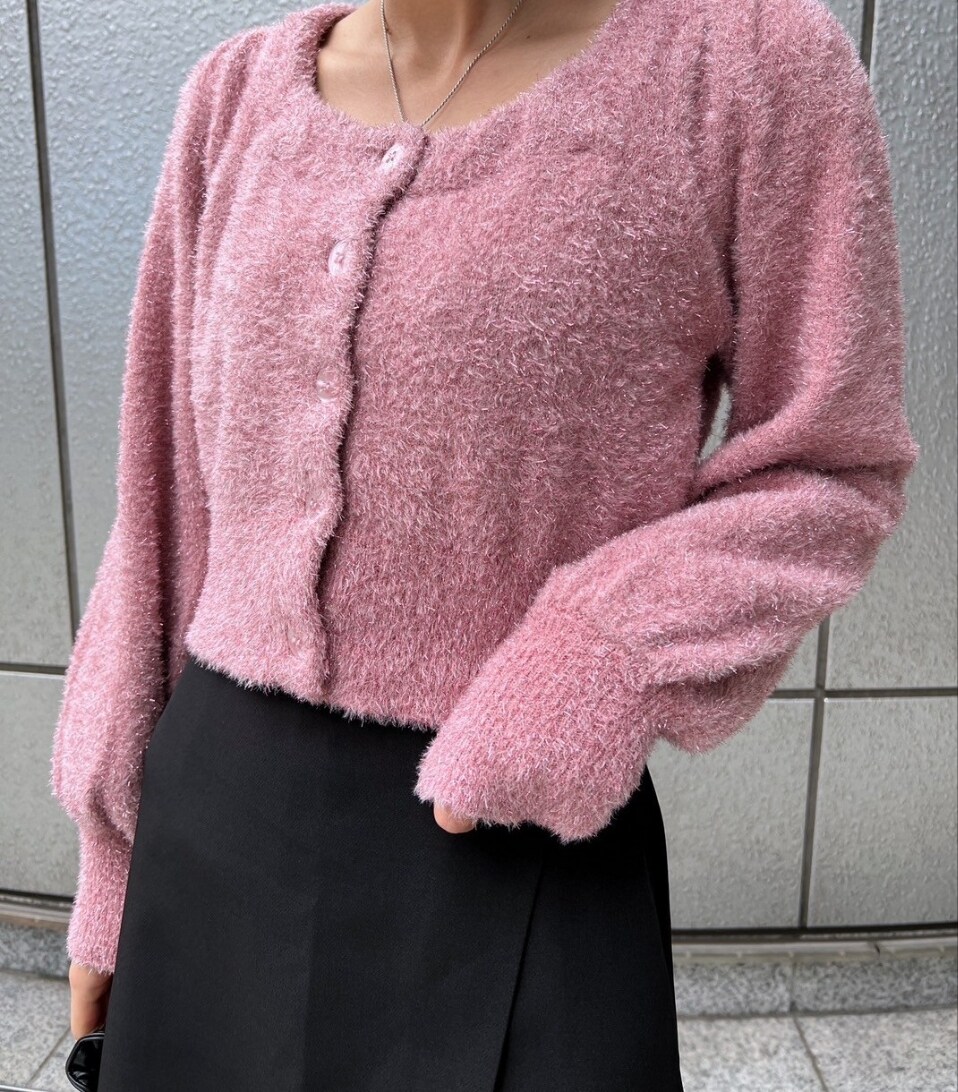 「きれいめカジュアル、レザー、ブーツ、お出かけコーデ、大人カジュアル、大人ガーリー、韓国ファッション、冬、ロングブーツ、ootd、ニットカーディガン、大人かわいい、大人女子、ニットコーデ」｜「FREE'S MARTの◇ラメシャギーニットカーディガン（ニット/セーター、ピンク系）」を使った、yukaさん（レディース・160cm）の冬コーディネートの3枚目の写真