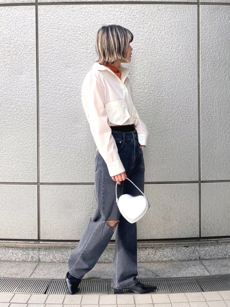 「デニム、デニムパンツ、ダメージデニムパンツ、シルバー、オレンジ、レイヤードスタイル、ショルダーバッグ、春服みてみて、パンツスタイル、お出かけコーデ、オトナカジュアル、今日のコーデ、30代コーデ、カラーコーデ、春カラー」｜「FREE'S MARTのハイネックショート丈リブニット（ニット/セーター、オレンジ系）」を使った、yukaさん（レディース・160cm）の春コーディネートの2枚目の写真