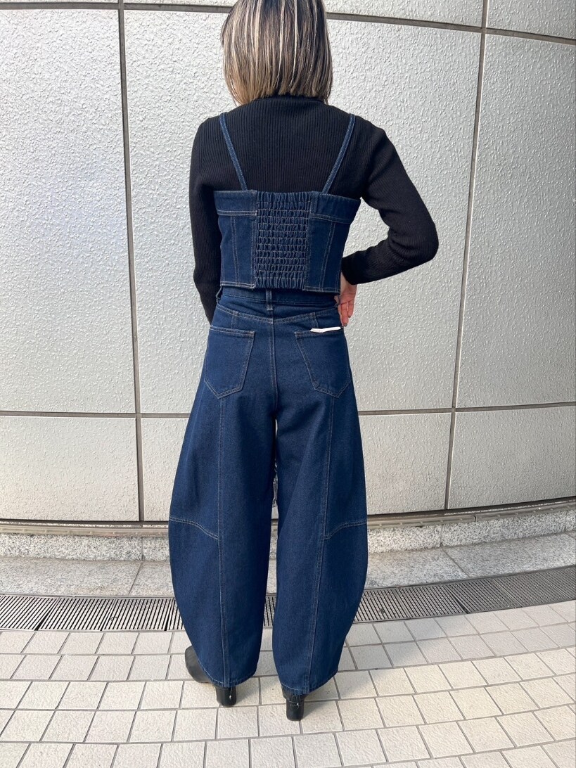 「モノトーン、デニム、ビスチェ、ビスチェ×デニム、ワイドパンツ、ワイドデニム、ゆるコーデ、ニット、ブラウス、着回しコーデ、今日のコーデ、カジュアルコーデ、オトナ女子、シンプルスタイル、大人可愛い」｜「FREE'S MARTの◇［洗える］マシンウォッシャブルボトルネックニット（ニット/セーター、ブラック系）」を使った、yukaさん（レディース・160cm）の冬コーディネートの3枚目の写真