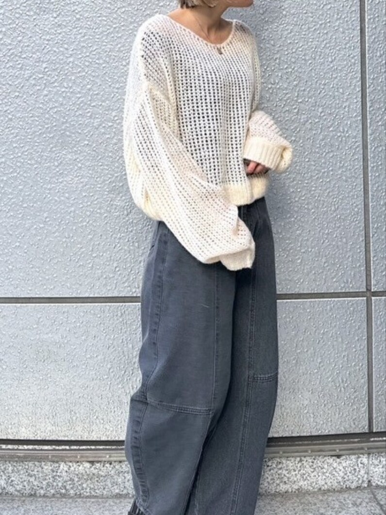 「お出かけコーデ、モノトーン、デニム、ローファー、シンプルコーデ、ストリート、ニット、パンツスタイル、大人かわいい、春服、シンプル、ビッグシルエット、オトナカワイイ、ラクチンコーデ、カジュアルスタイル」｜「FREE'S MARTの◇シアーモヘヤライクニット（ニット/セーター、ホワイト系）」を使った、yukaさん（レディース・160cm）の冬コーディネートの4枚目の写真