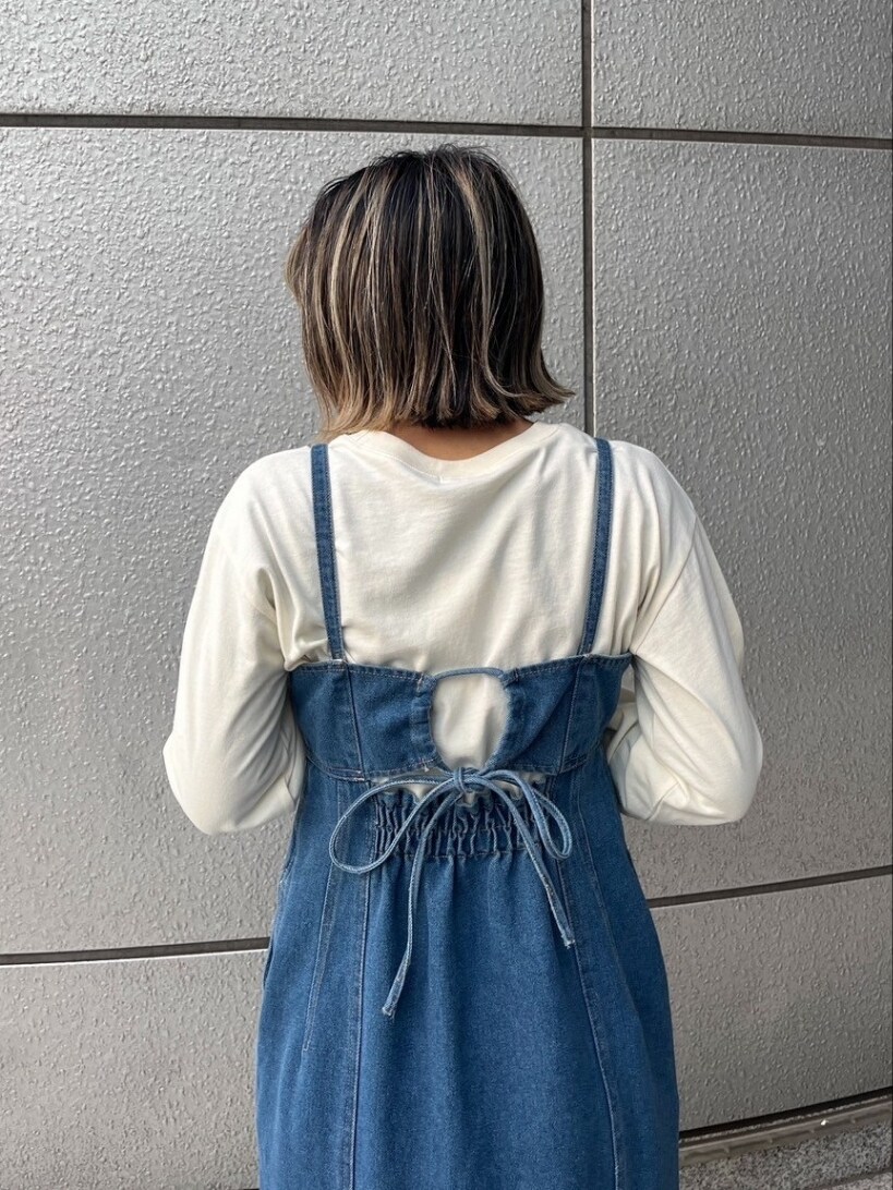 「デニム、キャミワンピ、ワンピース、デニムワンピース、ロゴT、シルバー、ショルダーバッグ、春服みてみて、お出かけコーデ、オトナカジュアル、今日のコーデ、春、大人女子、きれいめカジュアル、春服」｜「FREE'S MARTの◆フロッキープリントロングＴシャツ（Tシャツ/カットソー、ベージュ系）」を使った、yukaさん（レディース・160cm）の春コーディネートの3枚目の写真
