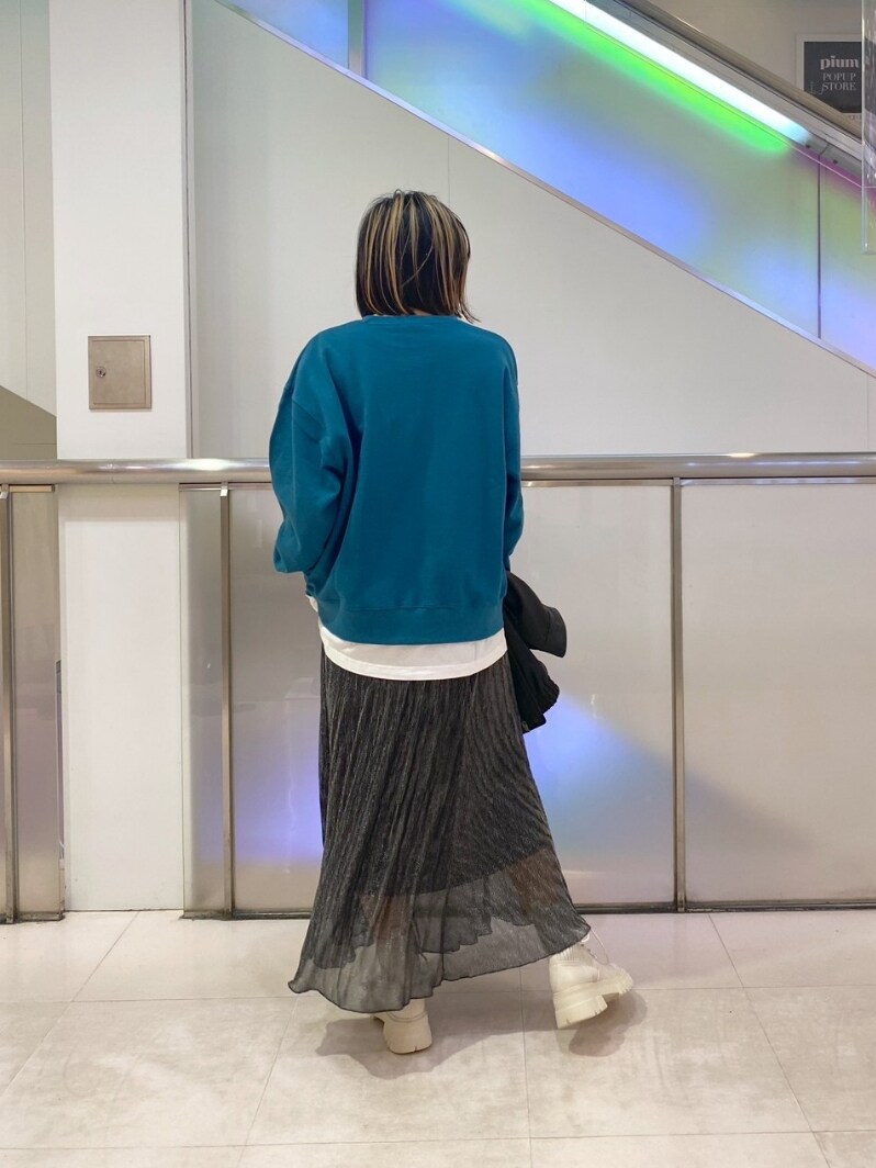 「ストリート、秋コーデ、ブーツ、お出かけコーデ、ジャケットスタイル、レザージャケット、ラメスカート、スウェット、レイヤードスタイル、ライタースジャケット、大人かわいい、大人カジュアル、キレイめカジュアル、休日スタイル、シンプルスタイル」｜「FREE'S MARTの◆サークルロゴミドル丈スウェット（スウェット、グリーン系）」を使った、yukaさん（レディース・160cm）の秋コーディネートの3枚目の写真