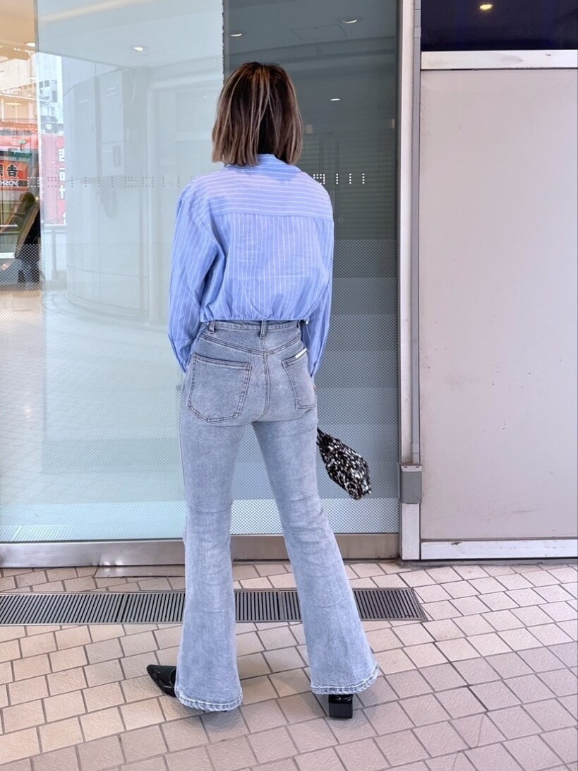 「春色、休日スタイル、オフィスカジュアル、デニム、春コーデ、ストリート、大人カジュアル、シンプルコーデ、春服コーデ、ラクチンコーデ、カラーコーデ、オトナ女子、パンツスタイル、シャツスタイル、韓国ファッション」｜「FREE'S MARTの◆裾ドロストショート丈シャツ（シャツ/ブラウス、ブルー系）」を使った、yukaさん（レディース・160cm）の冬コーディネートの2枚目の写真