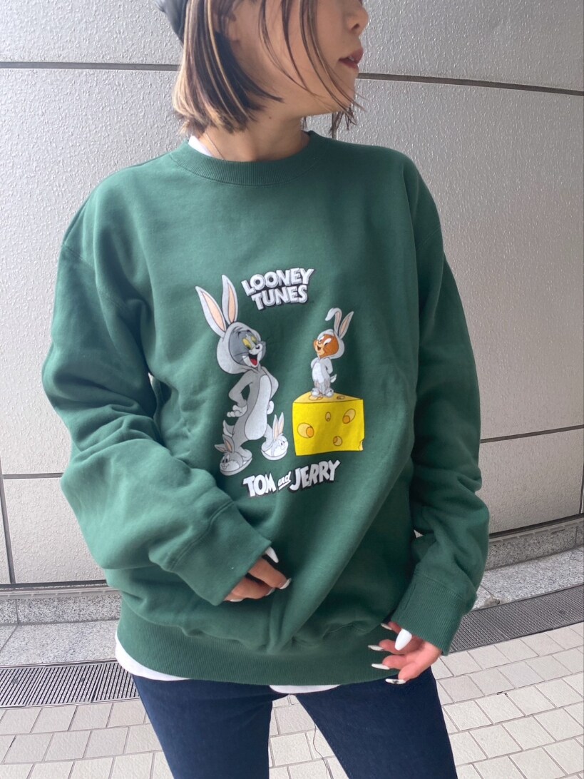 「ストリート、秋コーデ、ブーツ、ワーナー・ブラザーズ、大人カジュアル、秋服まるっと大公開、スポーツミックス、お出かけコーデ、シンプルコーデ、ロンT、デニム、休日スタイル、初秋コーデ、おしゃれさんと繋がりたい、シンプル」｜「WARNER BROS.のアイテム（スウェット、グリーン系）」を使った、yukaさん（レディース・160cm）の秋コーディネートの4枚目の写真