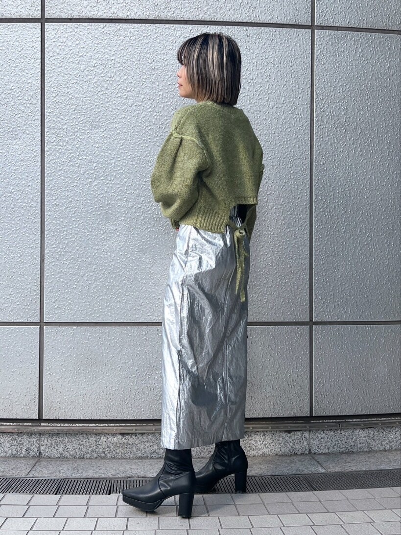 「デートコーデ、ロングスカート、シンプルコーデ、ブーツ、春色、休日スタイル、スカート、ニット、カジュアルコーデ、オトナ女子、シンプルスタイル、大人可愛い、差し色、レディースファッション、グリーン」｜「FREE'S MARTの◆箔プリントナロースカート（スカート、シルバー系）」を使った、yukaさん（レディース・160cm）の冬コーディネートの5枚目の写真