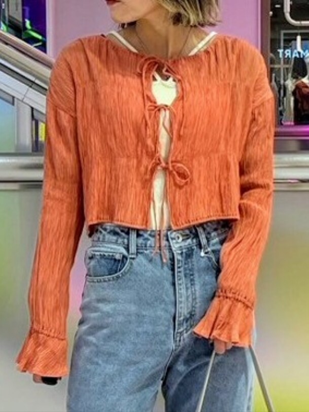 「休日スタイル、お洒落さんとつながりたい、オトナカワイイ、着回しコーデ、ラクチンコーデ、シンプル、春服、春ファッション、パンツコーデ、いいね、save、フォローお願いします🤑、お出かけコーデ、ボレロ、デニム、春のおしゃ見えテクニック、レイヤードスタイル」｜「FREE'S MARTの◆［WEB限定］シアーギャザー前開き短丈ブラウス（シャツ/ブラウス、オレンジ系）」を使った、yukaさん（レディース・160cm）の春コーディネートの2枚目の写真