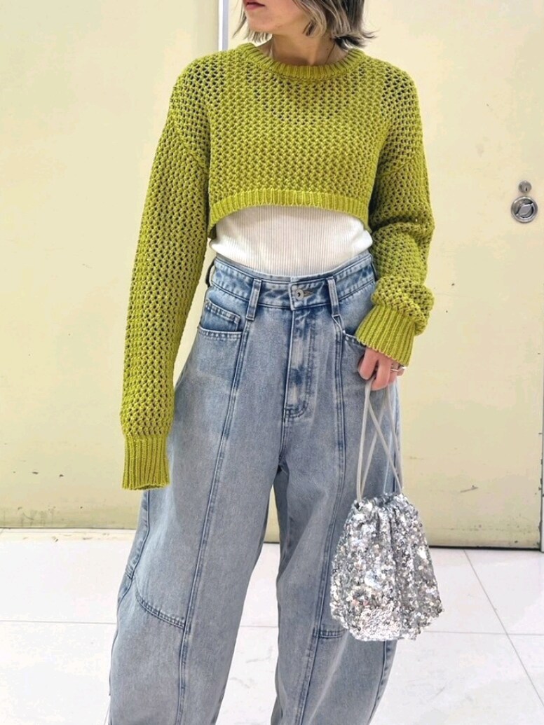 「春のおしゃ見えテクニック、春コーデ、デニム、春色、大人カジュアル、春ファッション、オトナ女子、春服、カジュアルコーデ、お出かけコーデ、お洒落さんとつながりたい、パンツコーデ、30代コーデ、長袖、ニット」｜「FREE'S MARTのショート丈メッシュニットプルオーバー（ニット/セーター、グリーン系）」を使った、yukaさん（レディース・160cm）の春コーディネートの2枚目の写真