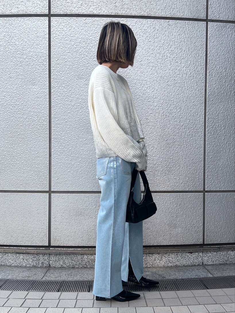 「モノトーン、デニム、シンプルコーデ、ニット、春色、休日スタイル、カジュアルコーデ、オトナ女子、シンプルスタイル、シンプル、大人かわいい、デニムコーデ、着回しコーデ、大人可愛い、高身長女子」｜「FREE'S MARTの◆箔プリント片畦編みニット（ニット/セーター、ホワイト系）」を使った、yukaさん（レディース・160cm）の冬コーディネートの2枚目の写真