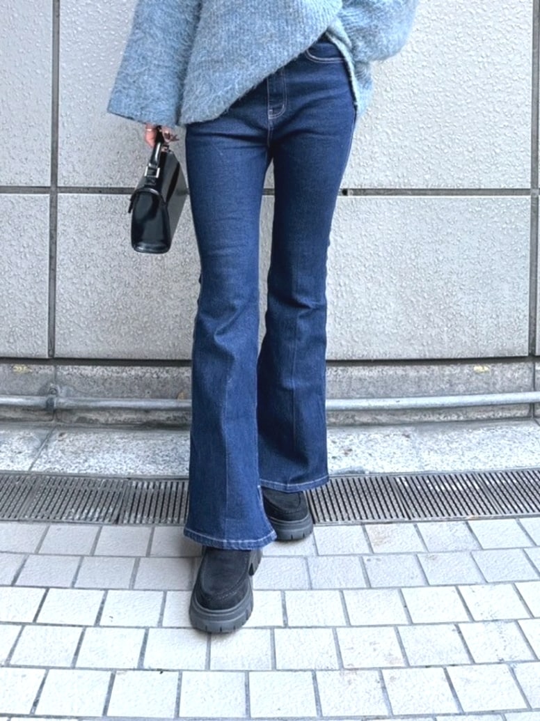 「きれいめカジュアル、お出かけコーデ、大人カジュアル、冬ファッション、大人かわいい、大人女子、ニットコーデ、ootd、モノトーンコーデ、ファッションを楽しもう、デニム、大人コーデ、冬、韓国ファッション、シンプルコーデ」｜「FREE'S MARTのボートネックチュニックニット（ニット/セーター、ブルー系）」を使った、yukaさん（レディース・160cm）の冬コーディネートの3枚目の写真