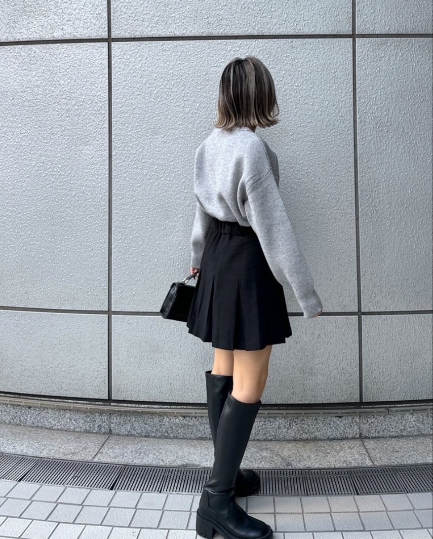 「きれいめカジュアル、レザー、ストリート、冬コーデ、ブーツ、お出かけコーデ、大人カジュアル、冬ファッション、大人かわいい、ootd、大人女子、ニットコーデ、モノトーンコーデ、ブーツスタイル、大人コーデ」｜「FREE'S MARTの◆スウェットライクロゴニット（ニット/セーター、グレー系）」を使った、yukaさん（レディース・160cm）の冬コーディネートの2枚目の写真