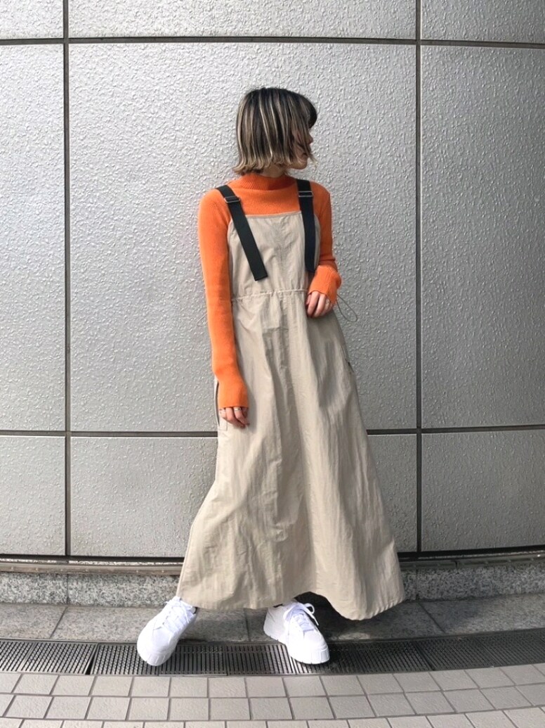 「ワンピース、カジュアルコーデ、カジュアル、オレンジ、ニット、スニーカー、スニーカーコーデ、PUMA、お出かけコーデ、オトナカジュアル、今日のコーデ、春服みてみて、春、大人女子、30代コーデ」｜「FREE'S MARTのハイネックショート丈リブニット（ニット/セーター、オレンジ系）」を使った、yukaさん（レディース・160cm）の春コーディネートの3枚目の写真