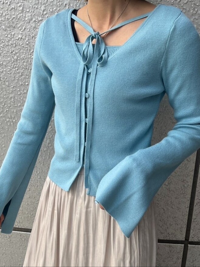 「オフィスカジュアル、カーディガン、デートコーデ、マーメイドスカート、スカート、ティアードスカート、シャイニースカート、サテンスカート、ブルー、カラーコーデ、30代コーデ、お出かけコーデ、今日のコーデ、春服みてみて、大人女子」｜「FREE'S MARTのキャミレイヤードニットカーディガン（ニット/セーター、ブルー系）」を使った、yukaさん（レディース・160cm）の春コーディネートの2枚目の写真