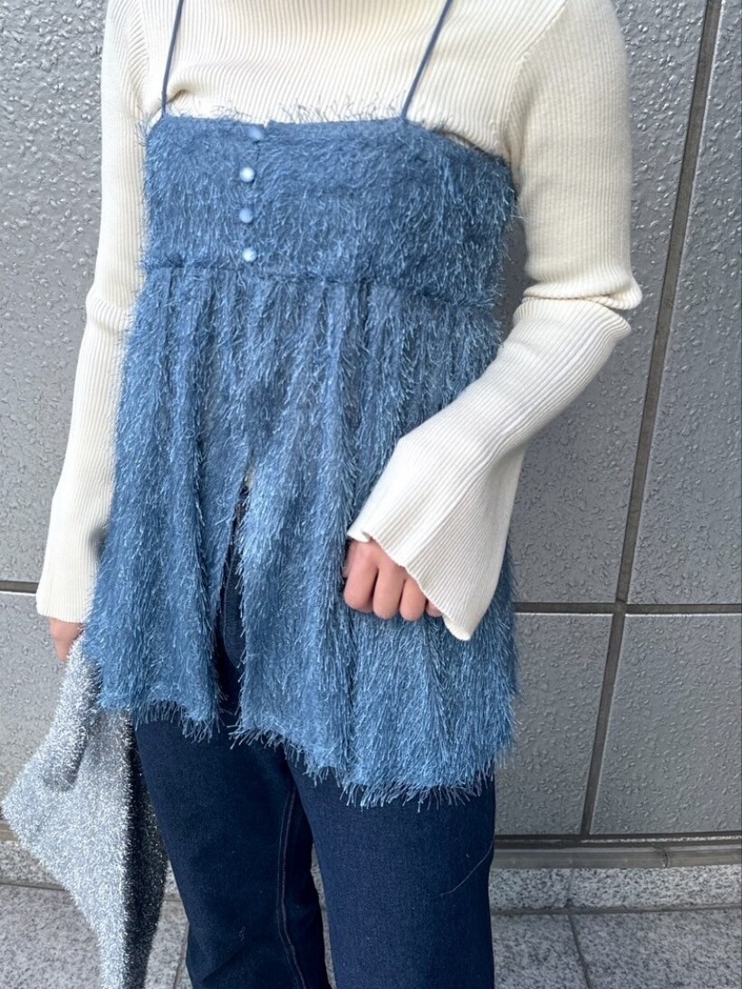 「モノトーン、デニム、デートコーデ、シンプルコーデ、ニット、レイヤードスタイル、お出かけコーデ、休日スタイル、オトナ女子、春ファッション、パンツコーデ、オトナカワイイ、ブルー、大人カジュアル、キャミソール」｜「FREE'S MARTの◆［洗える］マシンウォッシャブルボトルネックリブニット（ニット/セーター、ホワイト系）」を使った、yukaさん（レディース・160cm）の冬コーディネートの4枚目の写真