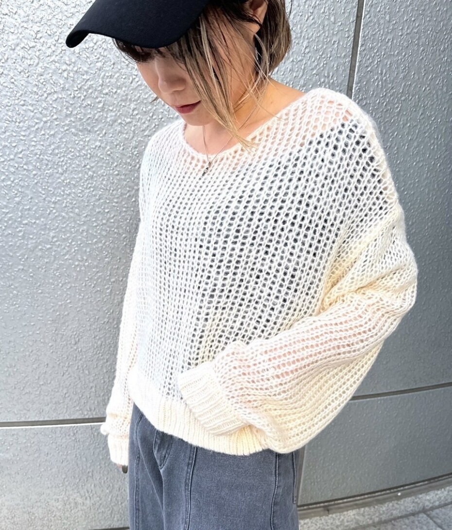 「お出かけコーデ、モノトーン、デニム、ローファー、シンプルコーデ、ストリート、ニット、パンツスタイル、大人かわいい、春服、シンプル、ビッグシルエット、オトナカワイイ、ラクチンコーデ、カジュアルスタイル」｜「FREE'S MARTの◇シアーモヘヤライクニット（ニット/セーター、ホワイト系）」を使った、yukaさん（レディース・160cm）の冬コーディネートの3枚目の写真