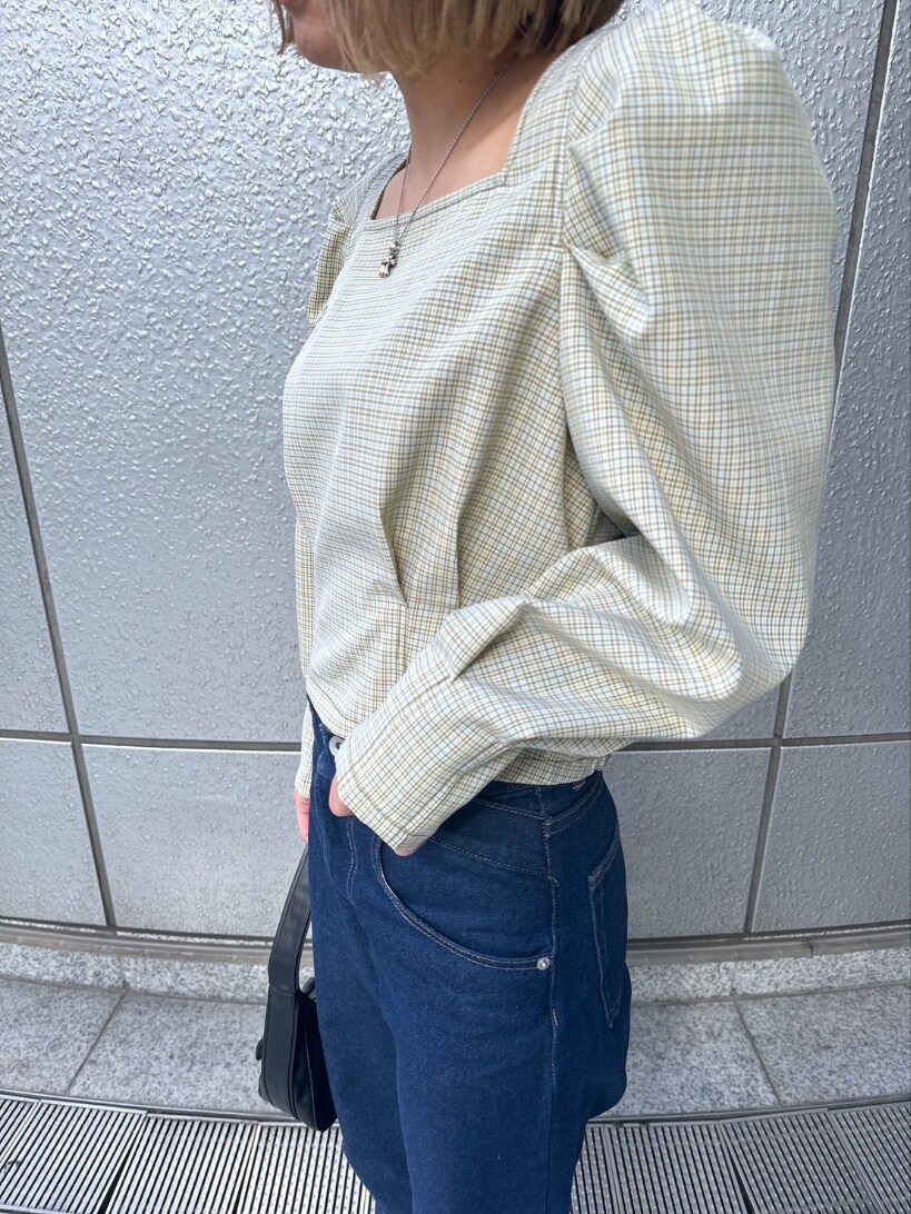 「デニム、デートコーデ、ショルダーバッグ、ローファー、春色、休日スタイル、シンプルコーデ、ブラウス、ラクチンコーデ、お出かけコーデ、パンツスタイル、お洒落さんとつながりたい、プチプラコーデ、オトナ女子、オトナカワイイ」｜「FREE'S MARTの◇スクエアネックボリュームスリーブ長袖ブラウス（シャツ/ブラウス、グリーン系）」を使った、yukaさん（レディース・160cm）の冬コーディネートの4枚目の写真