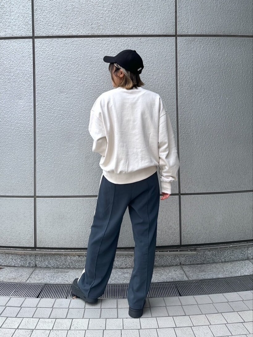 「スニーカー、スニーカーコーデ、PUMA、ロゴスウェット、カジュアルコーデ、スウェット、ラインパンツ、スポーツミックス、大人女子、30代コーデ、カジュアルスタイル、モノトーン、ストリート、春カラー、春」｜「FREE'S MARTの◆リネンライクキャップ（キャップ、ブラック系）」を使った、yukaさん（レディース・160cm）の春コーディネートの2枚目の写真