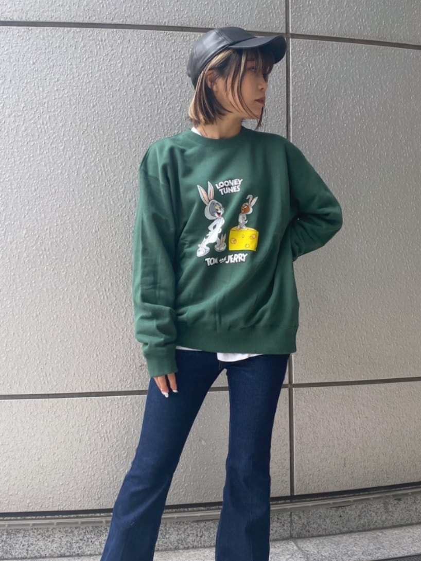 「ストリート、秋コーデ、ブーツ、ワーナー・ブラザーズ、大人カジュアル、秋服まるっと大公開、スポーツミックス、お出かけコーデ、シンプルコーデ、ロンT、デニム、休日スタイル、初秋コーデ、おしゃれさんと繋がりたい、シンプル」｜「WARNER BROS.のアイテム（スウェット、グリーン系）」を使った、yukaさん（レディース・160cm）の秋コーディネートの2枚目の写真