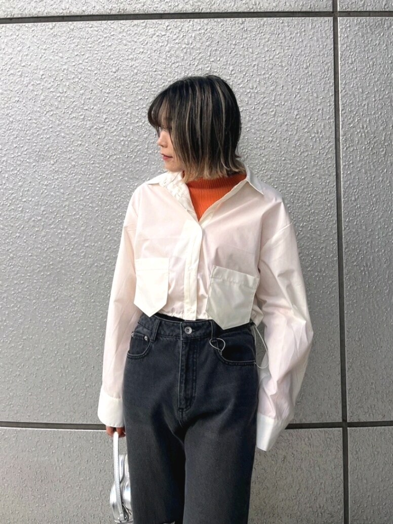 「デニム、デニムパンツ、ダメージデニムパンツ、シルバー、オレンジ、レイヤードスタイル、ショルダーバッグ、春服みてみて、パンツスタイル、お出かけコーデ、オトナカジュアル、今日のコーデ、30代コーデ、カラーコーデ、春カラー」｜「FREE'S MARTのハイネックショート丈リブニット（ニット/セーター、オレンジ系）」を使った、yukaさん（レディース・160cm）の春コーディネートの3枚目の写真
