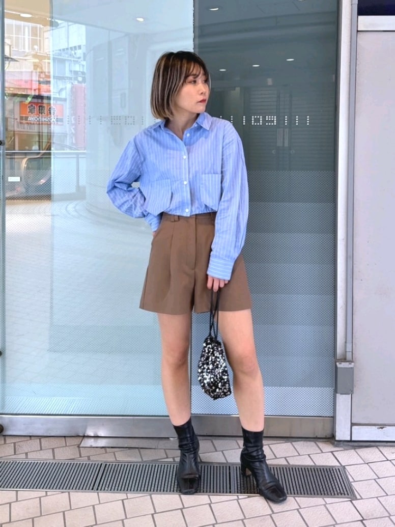 「春色、休日スタイル、オフィスカジュアル、デートコーデ、大人カジュアル、シンプルコーデ、春服コーデ、ラクチンコーデ、おでかけコーデ、カラーコーデ、オトナ女子、パンツスタイル、お洒落さんとつながりたい、ブルー、韓国ファッション」｜「FREE'S MARTの◆裾ドロストショート丈シャツ（シャツ/ブラウス、ブルー系）」を使った、yukaさん（レディース・160cm）の冬コーディネートの2枚目の写真