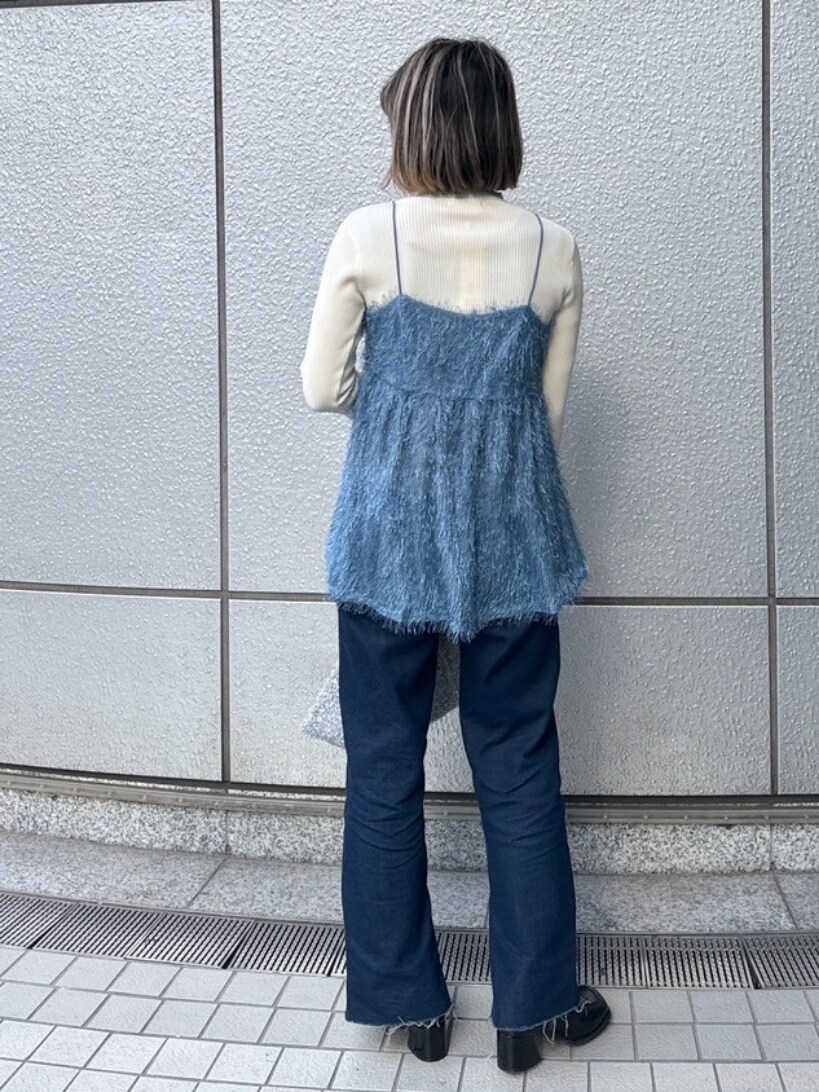 「モノトーン、デニム、デートコーデ、シンプルコーデ、ニット、レイヤードスタイル、お出かけコーデ、休日スタイル、オトナ女子、春ファッション、パンツコーデ、オトナカワイイ、ブルー、大人カジュアル、キャミソール」｜「FREE'S MARTの◆［洗える］マシンウォッシャブルボトルネックリブニット（ニット/セーター、ホワイト系）」を使った、yukaさん（レディース・160cm）の冬コーディネートの3枚目の写真