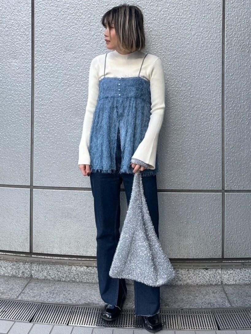 「モノトーン、デニム、デートコーデ、シンプルコーデ、ニット、レイヤードスタイル、お出かけコーデ、休日スタイル、オトナ女子、春ファッション、パンツコーデ、オトナカワイイ、ブルー、大人カジュアル、キャミソール」｜「FREE'S MARTの◆［洗える］マシンウォッシャブルボトルネックリブニット（ニット/セーター、ホワイト系）」を使った、yukaさん（レディース・160cm）の冬コーディネートの2枚目の写真