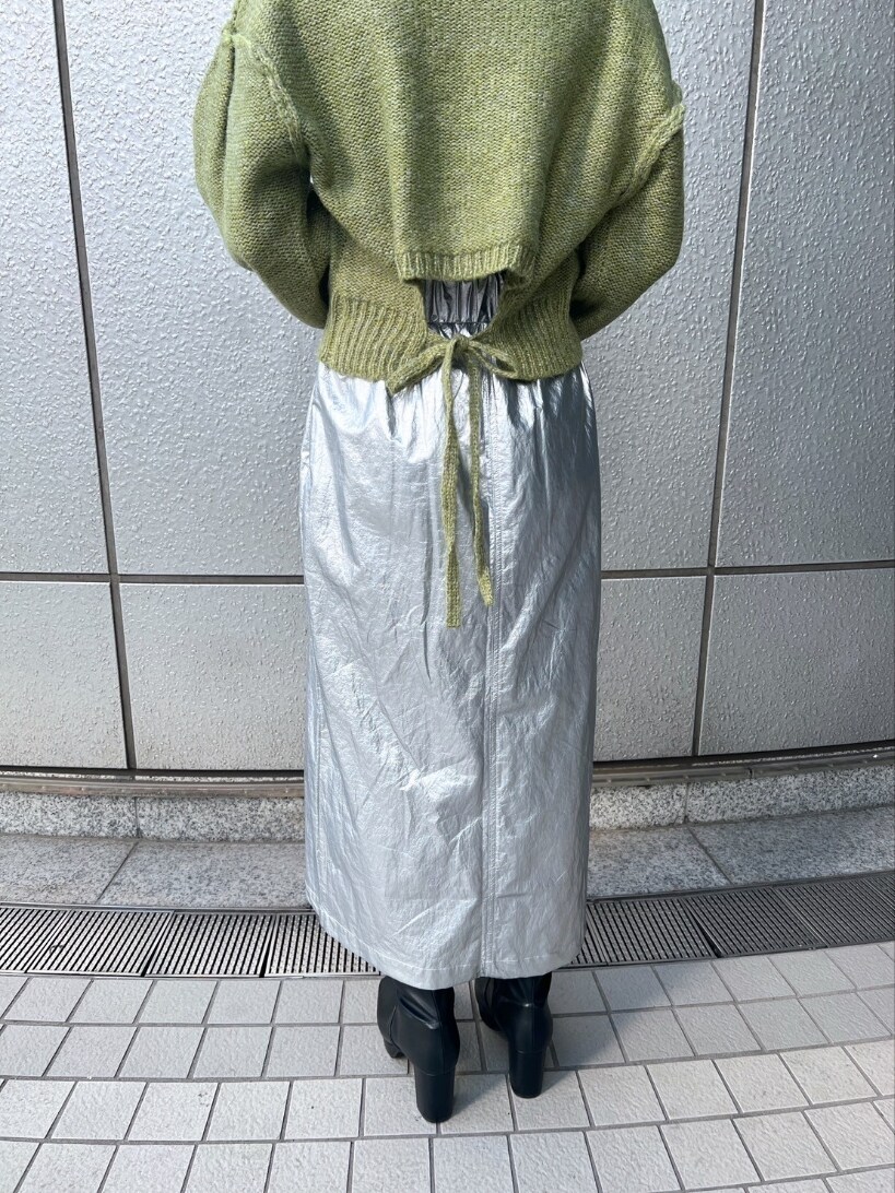 「デートコーデ、ロングスカート、シンプルコーデ、ブーツ、春色、休日スタイル、スカート、ニット、カジュアルコーデ、オトナ女子、シンプルスタイル、大人可愛い、差し色、レディースファッション、グリーン」｜「FREE'S MARTの◆箔プリントナロースカート（スカート、シルバー系）」を使った、yukaさん（レディース・160cm）の冬コーディネートの3枚目の写真