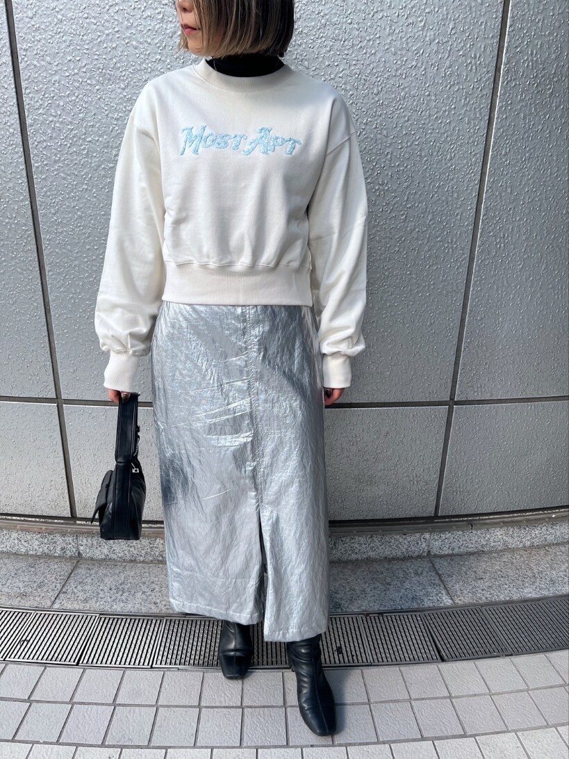 「モノトーン、パーカー、メタリック、ロングスカート、ブーツ、ストリート、カジュアルコーデ、オトナ女子、シンプルスタイル、きれいめカジュアル、着回しコーデ、春色、大人かわいい、差し色、N.」｜「FREE'S MARTの◆タートルネックリブニット（ニット/セーター、ブラック系）」を使った、yukaさん（レディース・160cm）の冬コーディネートの4枚目の写真