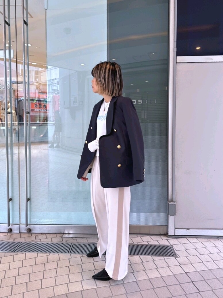 「春色、休日スタイル、オフィスカジュアル、春アウター、スポーツミックス、春コーデ、ロゴスウェット、ローファー、カジュアルスタイル、大人カジュアル、シンプルコーデ、春服コーデ、韓国ファッション、24SS春の新作、オトナ女子」｜「FREE'S MARTのダブルブレストジャケット（テーラードジャケット、ブルー系）」を使った、yukaさん（レディース・160cm）の冬コーディネートの3枚目の写真