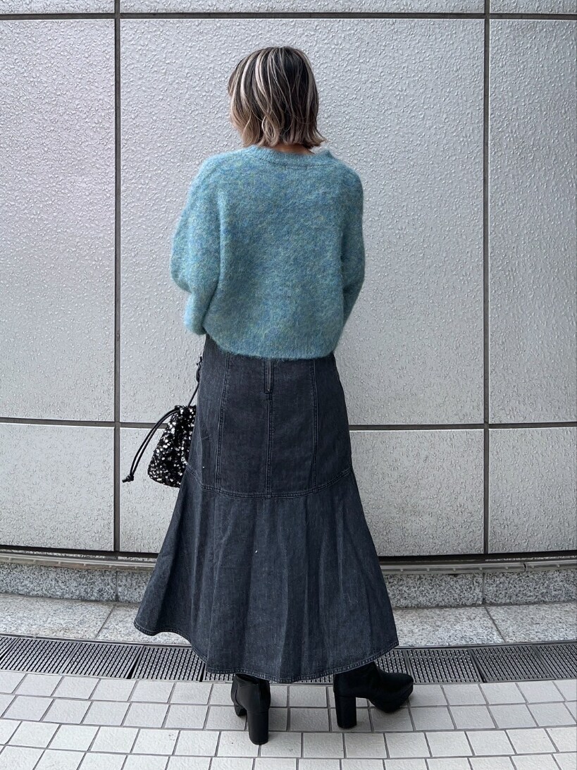 「きれいめカジュアル、ロングスカート、レザー、マーメイドスカート、ブーツ、デニム、ニットコーデ、大人女子、お出かけコーデ、大人カジュアル、冬ファッション、大人かわいい、着回しコーデ、ootd、大人ガーリー」｜「FREE'S MARTの◇ウール混リサイクルエコシャギーショート丈ニット（ニット/セーター、グリーン系）」を使った、yukaさん（レディース・160cm）の冬コーディネートの2枚目の写真