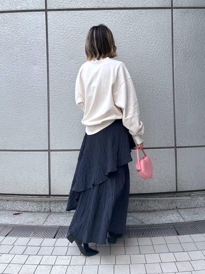 「ロゴスウェット、カジュアルコーデ、カジュアルガーリー、カジュアルスタイル、スウェット、ピンク、お出かけコーデ、今日のコーデ、春服みてみて、春カラー、30代コーデ、モノトーン、スポーツミックス、大人女子、春」｜「FREE'S MARTの◆ロゴプリントミドル丈スウェット（スウェット、ホワイト系）」を使った、yukaさん（レディース・160cm）の春コーディネートの3枚目の写真