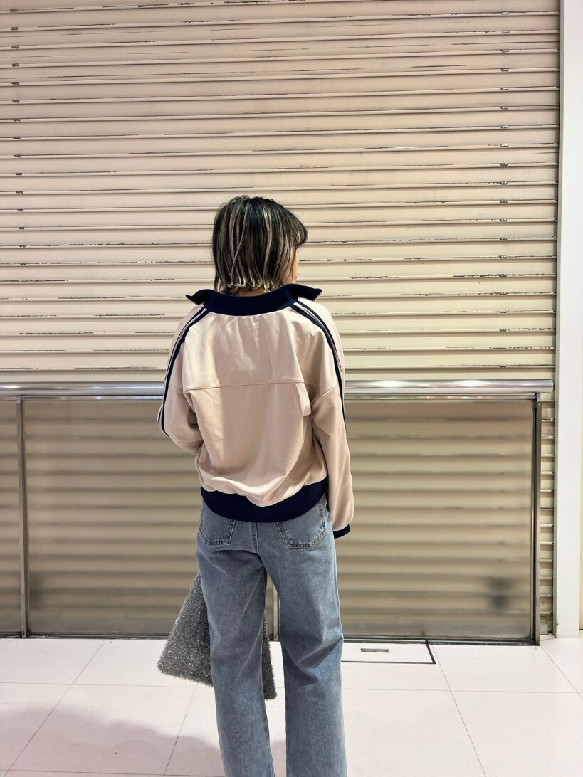 「トラックジャケット、春のおしゃ見えテクニック、ジャージ、スポーツミックス、デニム、トートバッグ、休日スタイル、お洒落さんとつながりたい、オトナカワイイ、春服、シンプル、いいね、save、フォローお願いします🤑、古着MIX、デート、お出かけコーデ」｜「FREE'S MARTのカップ付ホルターキャミソール（キャミソール、ホワイト系）」を使った、yukaさん（レディース・160cm）の春コーディネートの4枚目の写真