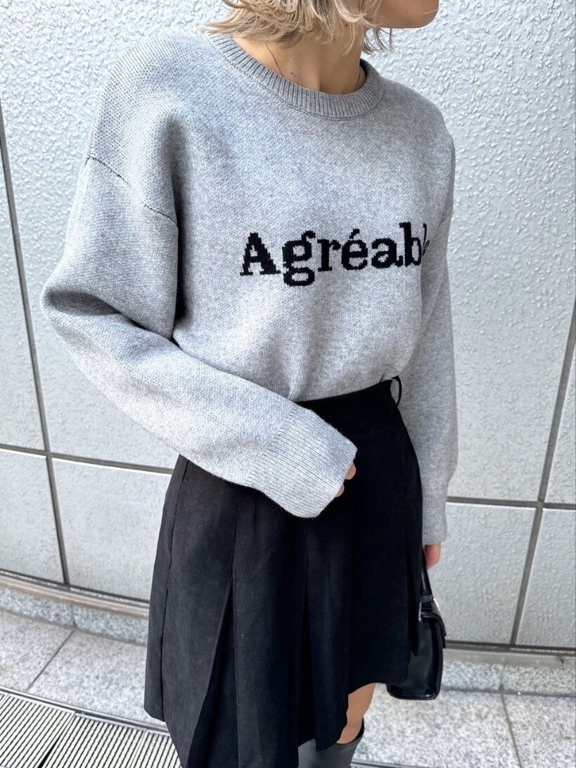 「きれいめカジュアル、レザー、ストリート、冬コーデ、ブーツ、お出かけコーデ、大人カジュアル、冬ファッション、大人かわいい、ootd、大人女子、ニットコーデ、モノトーンコーデ、ブーツスタイル、大人コーデ」｜「FREE'S MARTの◆スウェットライクロゴニット（ニット/セーター、グレー系）」を使った、yukaさん（レディース・160cm）の冬コーディネートの3枚目の写真
