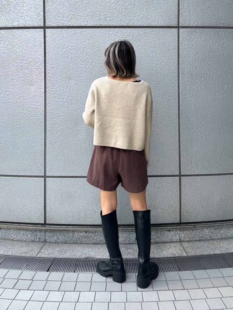 「きれいめカジュアル、お出かけコーデ、大人カジュアル、冬ファッション、大人かわいい、30代コーデ、レザー、淡色コーデ、ブーツ、コーデュロイ、冬コーデ、休日スタイル、大人コーデ、冬、大人ガーリー」｜「FREE'S MARTの◆スパンコールボートネックショート丈ニット（ニット/セーター、ホワイト系）」を使った、yukaさん（レディース・160cm）の冬コーディネートの3枚目の写真