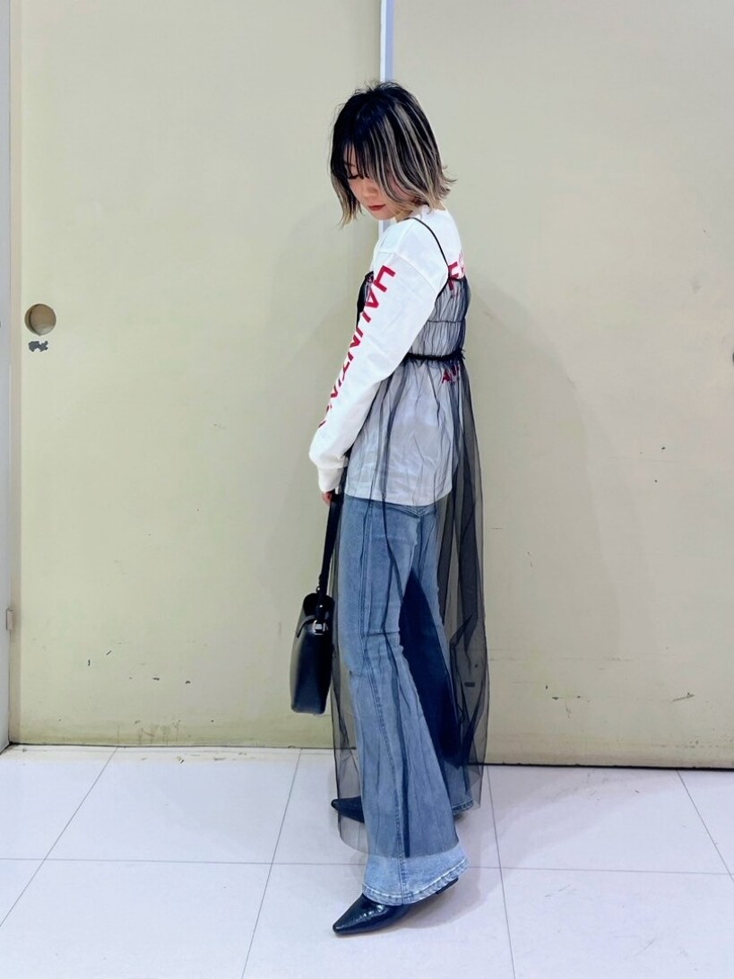 「春のおしゃ見えテクニック、休日スタイル、お洒落さんとつながりたい、オトナカワイイ、春服、いいね、save、フォローお願いします🤑、お出かけコーデ、スポーティー、ラクチンコーデ、パンツコーデ、重ね着、ブラック、ワンピース、チュールスカート、ロゴTシャツ」｜「FREE'S MARTの◆袖ロゴプリントロングＴシャツ（Tシャツ/カットソー、ホワイト系）」を使った、yukaさん（レディース・160cm）の春コーディネートの3枚目の写真