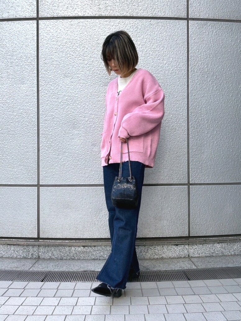 「春色、休日スタイル、カーディガン、デニム、春アウター、ニット、春服みてみて、大人カジュアル、シンプルコーデ、春服コーデ、ラクチンコーデ、おでかけコーデ、カラーコーデ、春、オトナ女子」｜「FREE'S MARTの◆フロッキープリントロングＴシャツ（Tシャツ/カットソー、ベージュ系）」を使った、yukaさん（レディース・160cm）の冬コーディネートの2枚目の写真