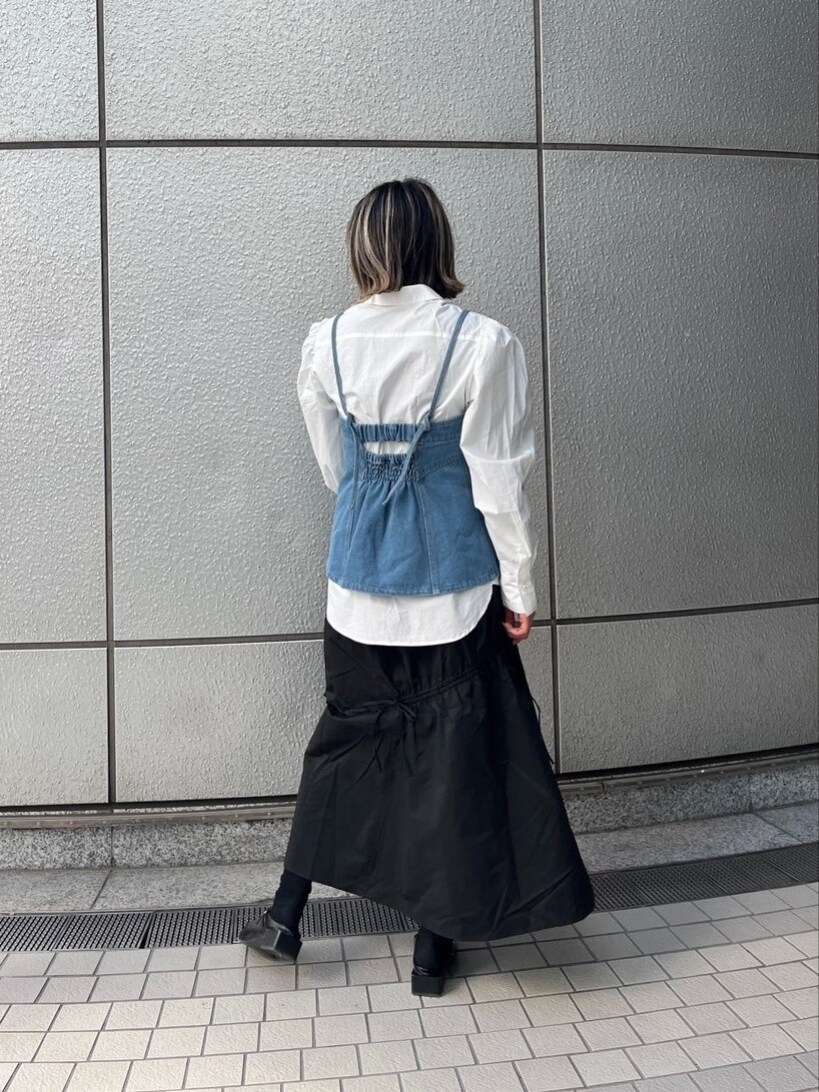 「ビスチェ、デニム、レイヤードスタイル、シャツスタイル、リボン、スカート、ショルダーバッグ、モノトーン、春コーデ、お出かけコーデ、オトナカジュアル、春、きれいめカジュアル、大人女子、カジュアルガーリー」｜「FREE'S MARTのウエストシェイプミドル丈シャツ（シャツ/ブラウス、ホワイト系）」を使った、yukaさん（レディース・160cm）の春コーディネートの2枚目の写真