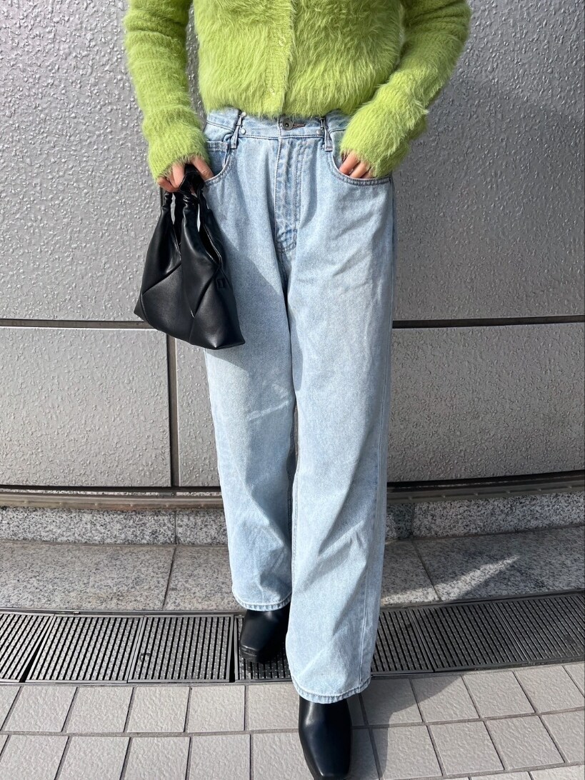 「タートルネック、きれいめカジュアル、ストリート、ブーツ、レイヤードスタイル、冬コーデ、ootd、ニットコーデ、お出かけコーデ、大人カジュアル、冬ファッション、大人かわいい、大人女子、デニム、シンプルコーデ」｜「FREE'S MARTの◆タートルネックリブニット（ニット/セーター、ホワイト系）」を使った、yukaさん（レディース・160cm）の冬コーディネートの3枚目の写真