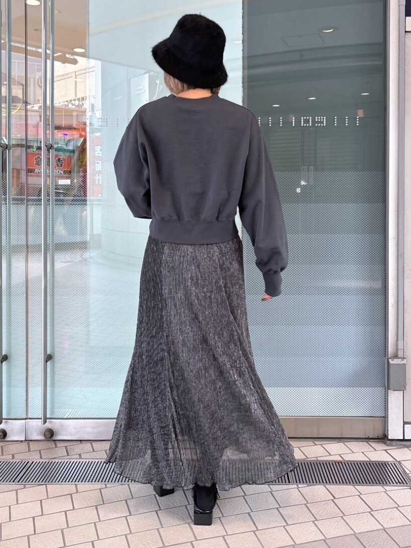 「モノトーン、パーカー、スウェット、ロゴスウェット、デートコーデ、カジュアルコーデ、オトナ女子、シンプルスタイル、大人かわいい、今日のコーデ、着回しコーデ、高身長女子、ラメ、プリーツスカート、黒」｜「FREE'S MARTの◆ファーハット（ハット、ブラック系）」を使った、yukaさん（レディース・160cm）の冬コーディネートの2枚目の写真