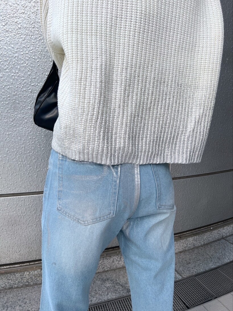 「モノトーン、デニム、シンプルコーデ、ニット、春色、休日スタイル、カジュアルコーデ、オトナ女子、シンプルスタイル、シンプル、大人かわいい、デニムコーデ、着回しコーデ、大人可愛い、高身長女子」｜「FREE'S MARTの◆箔プリント片畦編みニット（ニット/セーター、ホワイト系）」を使った、yukaさん（レディース・160cm）の冬コーディネートの3枚目の写真