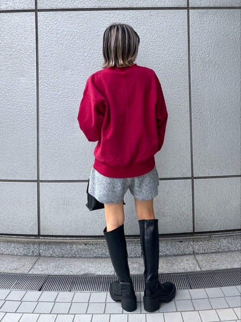 「レザー、スウェット、ブーツ、大人女子、ニットコーデ、お出かけコーデ、大人かわいい、ファッションを楽しもう、大人コーデ、ブーツスタイル、大人ガーリー、韓国ファッション、ロングブーツ、シンプルコーデ、ハイウエスト」｜「FREE'S MARTの◆刺繍ロゴ裏起毛スウェット（スウェット、レッド系）」を使った、yukaさん（レディース・160cm）の冬コーディネートの3枚目の写真