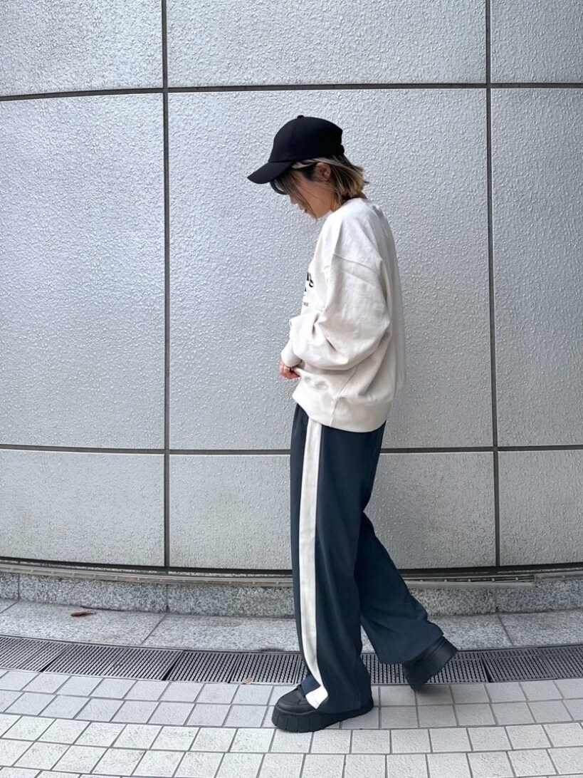 「スニーカー、スニーカーコーデ、PUMA、ロゴスウェット、カジュアルコーデ、スウェット、ラインパンツ、スポーツミックス、大人女子、30代コーデ、カジュアルスタイル、モノトーン、ストリート、春カラー、春」｜「FREE'S MARTの◆リネンライクキャップ（キャップ、ブラック系）」を使った、yukaさん（レディース・160cm）の春コーディネートの3枚目の写真
