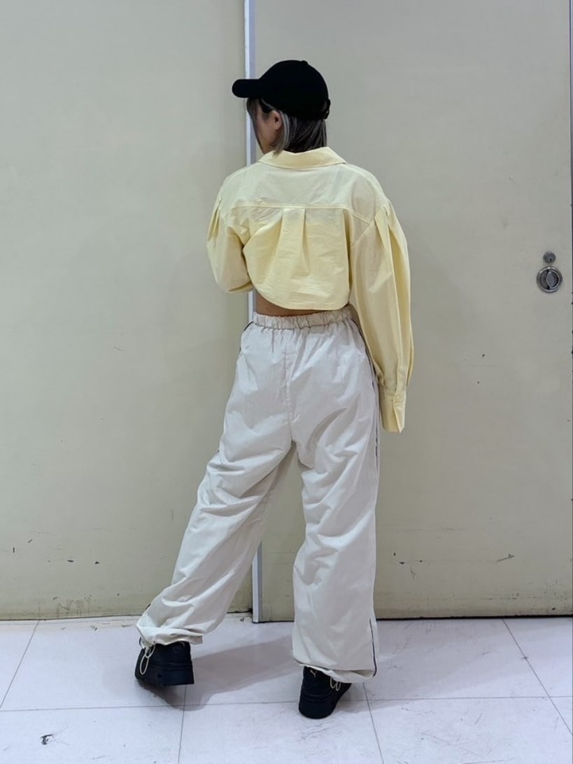 「休日スタイル、お洒落さんとつながりたい、春服、オトナカワイイ、いいね、save、フォローお願いします🤑、PUMA、スポーツミックス、ラインパンツ、シャツスタイル、スニーカー、Coming soon...、春ファッション、ラクチンコーデ、ブラック、パンツコーデ」｜「FREE'S MARTのショート丈タックボリュームスリーブシャツ（シャツ/ブラウス、イエロー系）」を使った、yukaさん（レディース・160cm）の春コーディネートの4枚目の写真